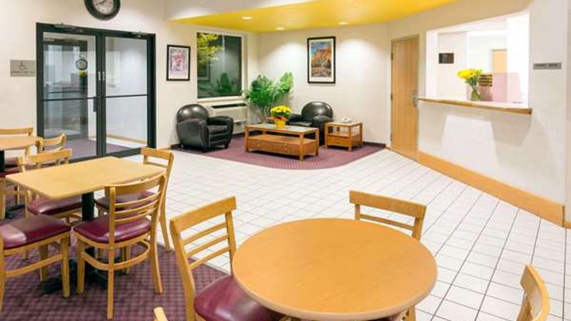 Photo of Super 8 by Wyndham Redmond