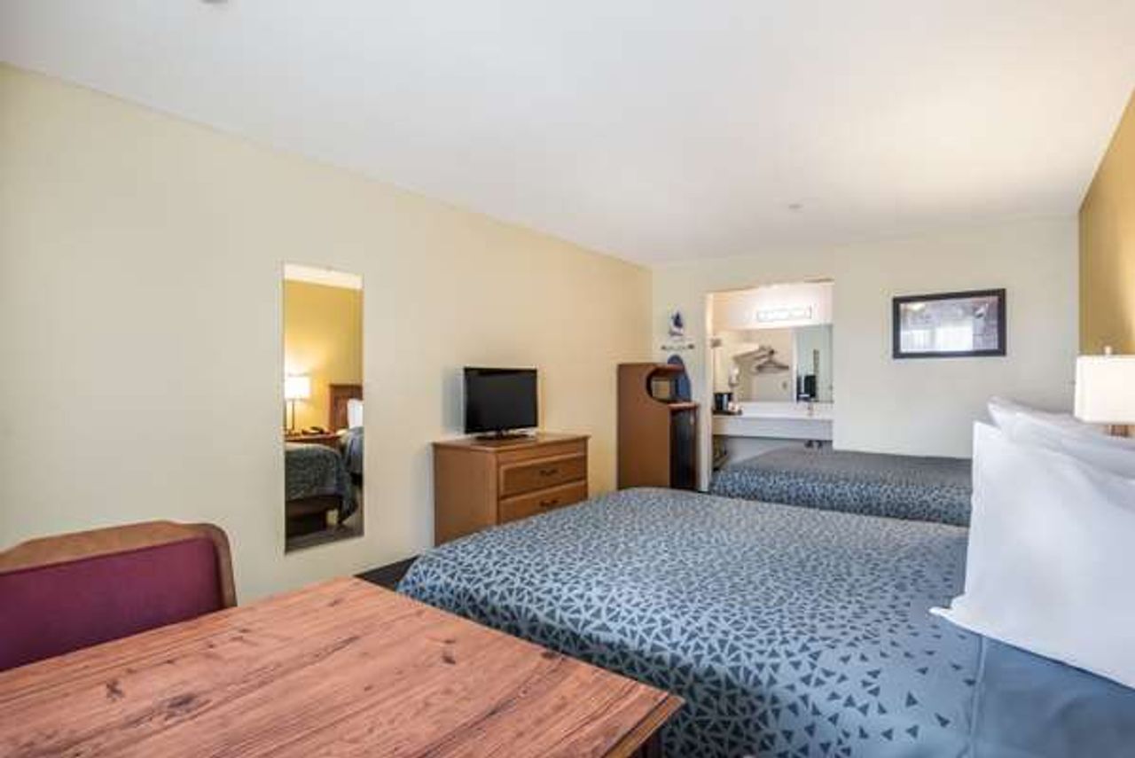 Photo of Econo Lodge Inn & Suites Lodi - Wine Country Area
