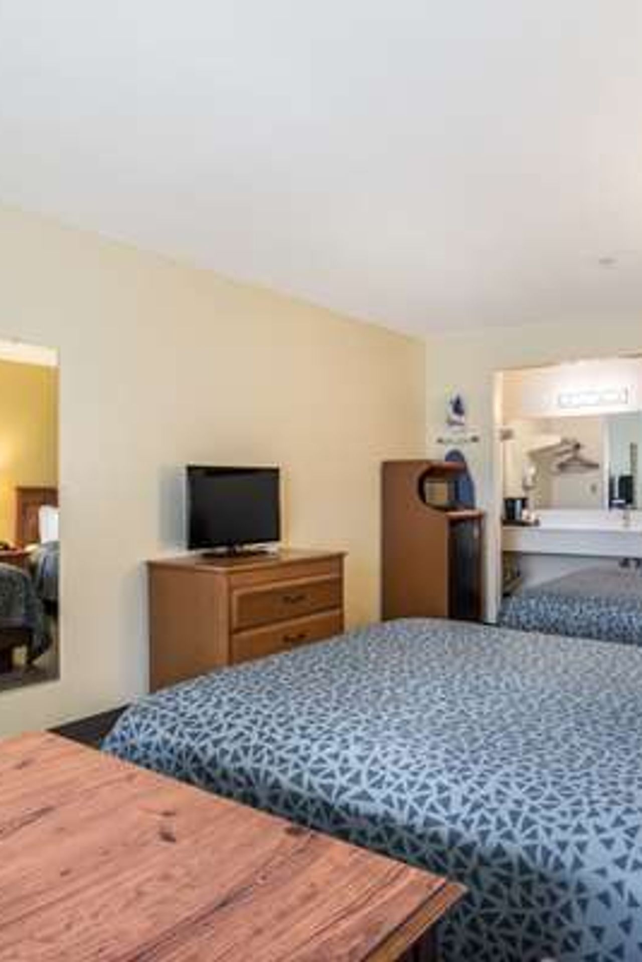 Photo of Econo Lodge Inn & Suites Lodi - Wine Country Area
