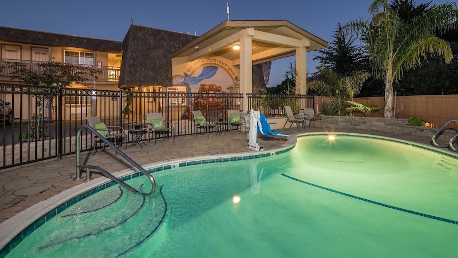 Photo of Stage Coach Lodge Monterey - central courtyard with outdoor pool