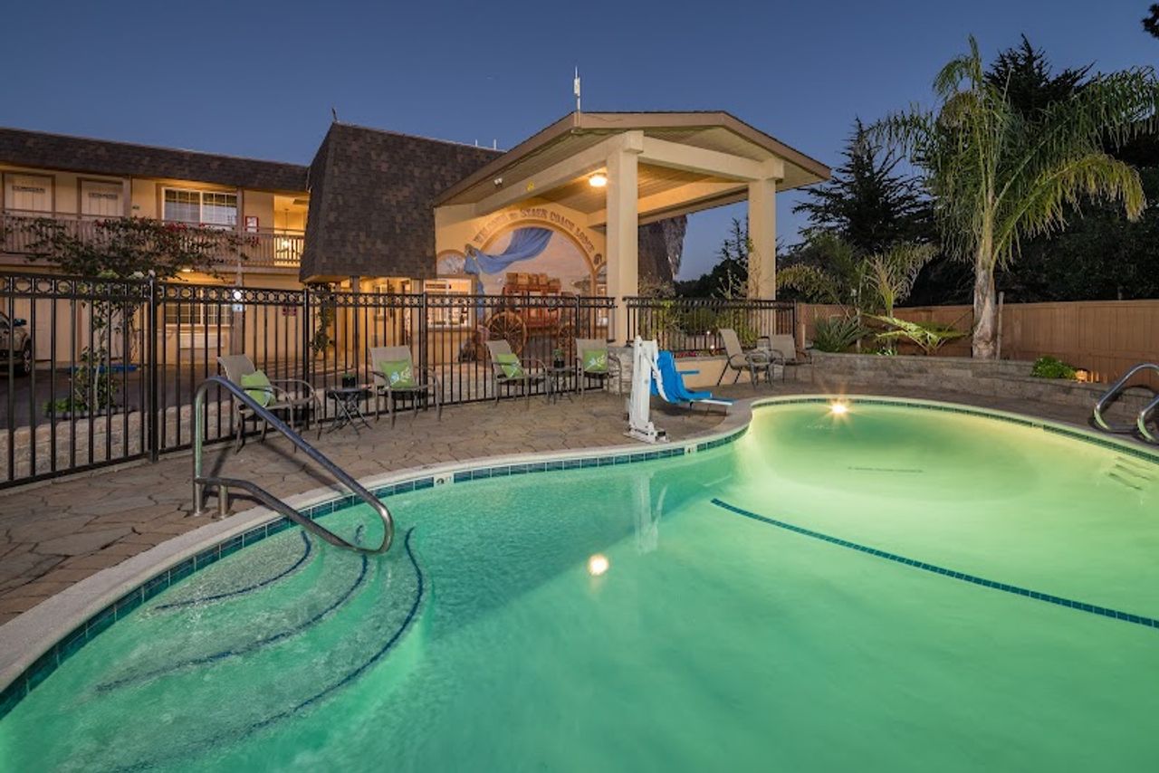 Photo of Stage Coach Lodge Monterey - central courtyard with outdoor pool