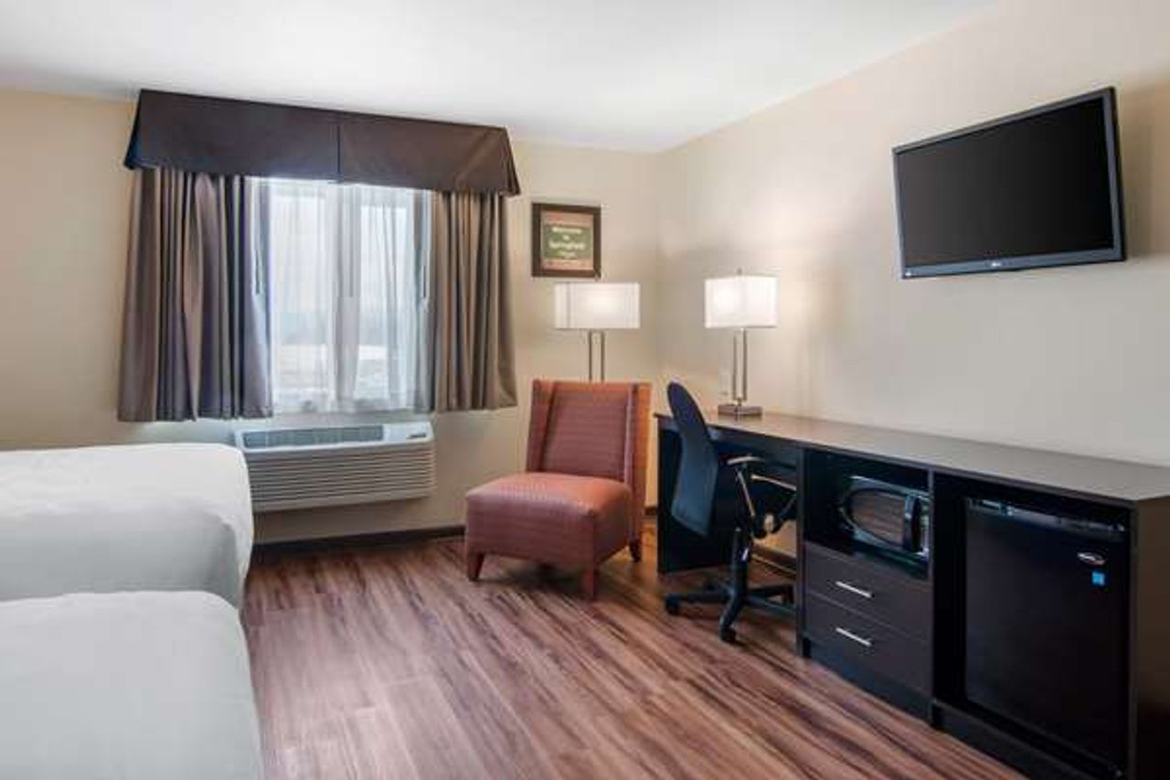 Photo of Econo Lodge Inn & Suites Springfield Main Street - Room, 2 Queen beds, Work desk, Flat TV