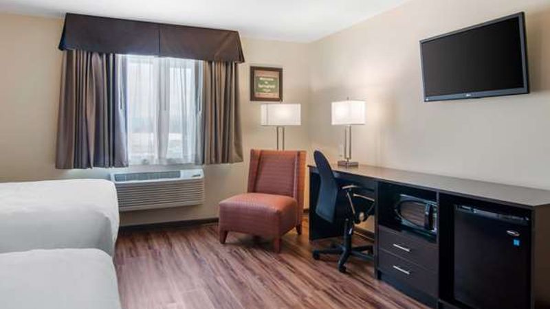 Photo of Econo Lodge Inn & Suites Springfield Main Street - Room, 2 Queen beds, Work desk, Flat TV