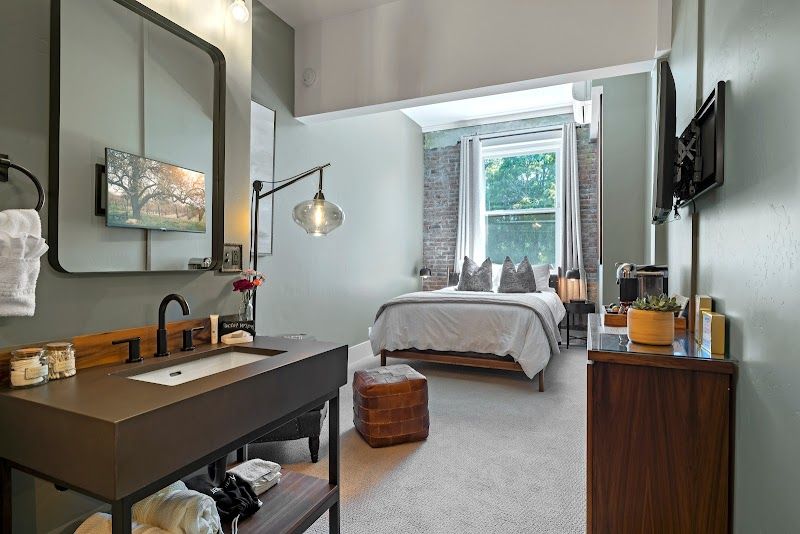 Photo of Jacksonville Inn - Queen Guest Room