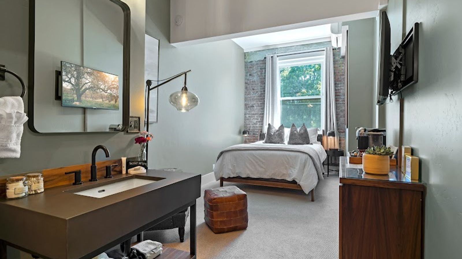 Photo of Jacksonville Inn - Queen Guest Room