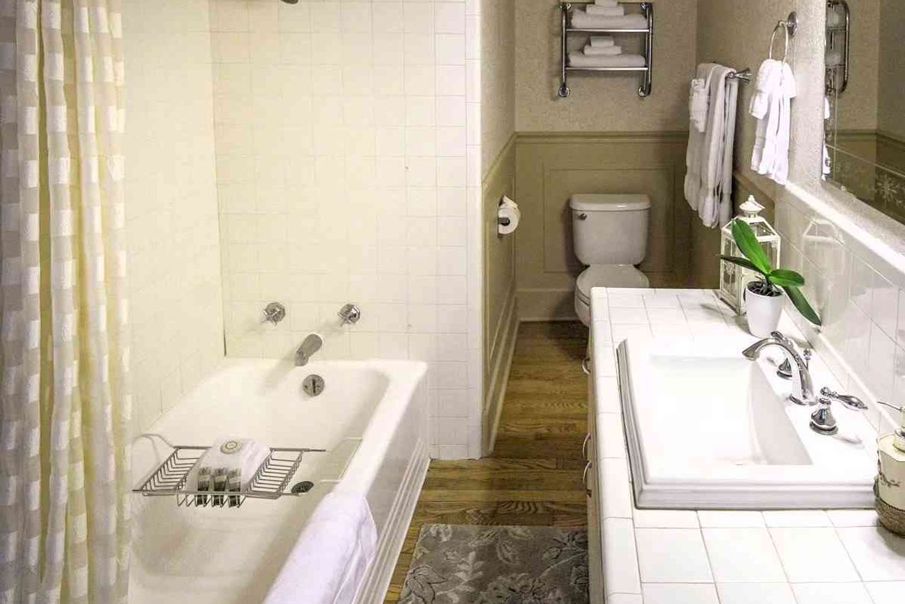 Warm Springs Inn & Winery - English Room Bathroom