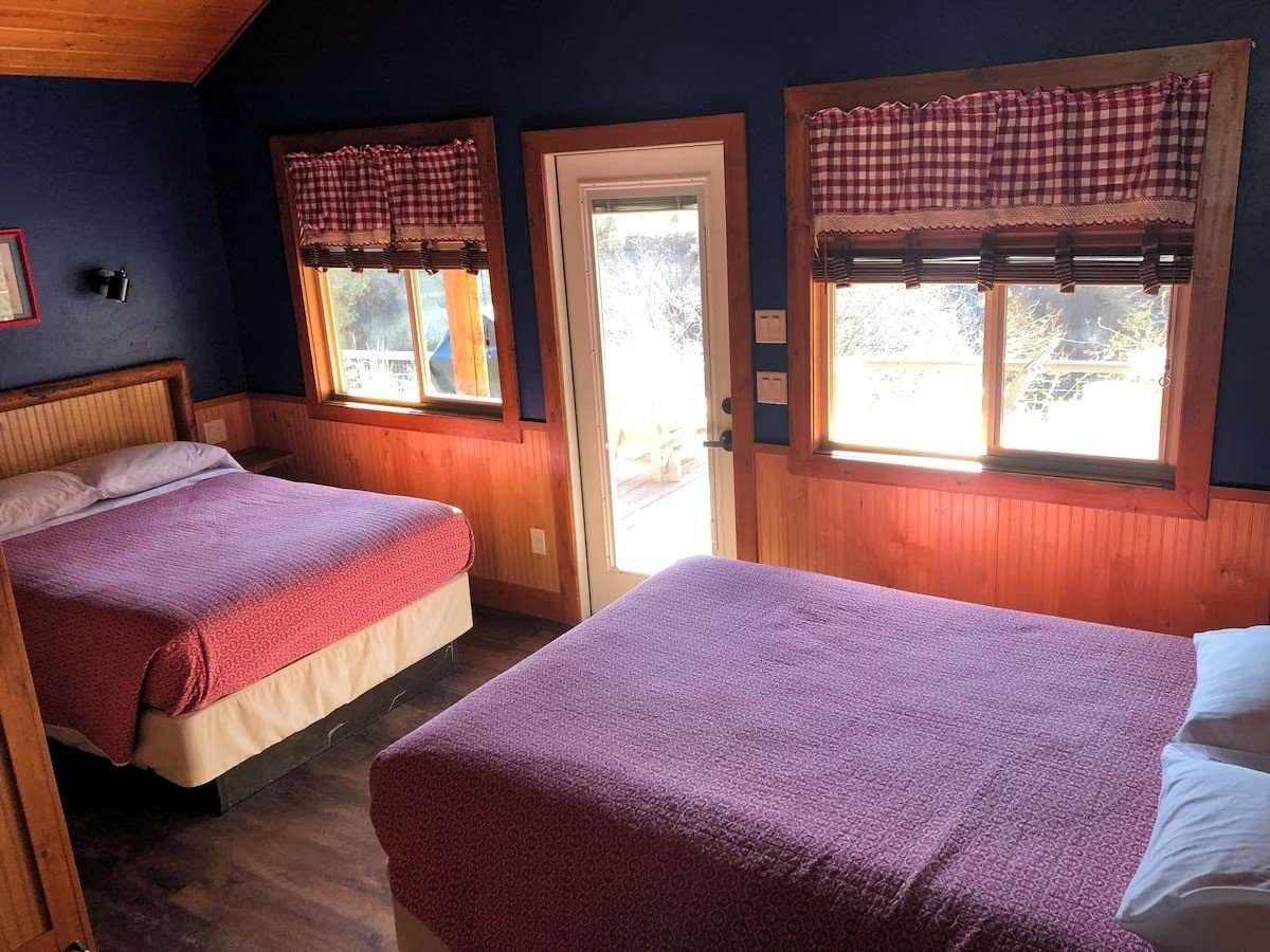 Lava Hot Springs East KOA Holiday - Deluxe Cabin, Bedroom