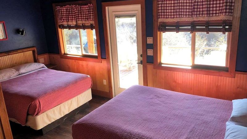 Lava Hot Springs East KOA Holiday - Deluxe Cabin, Bedroom