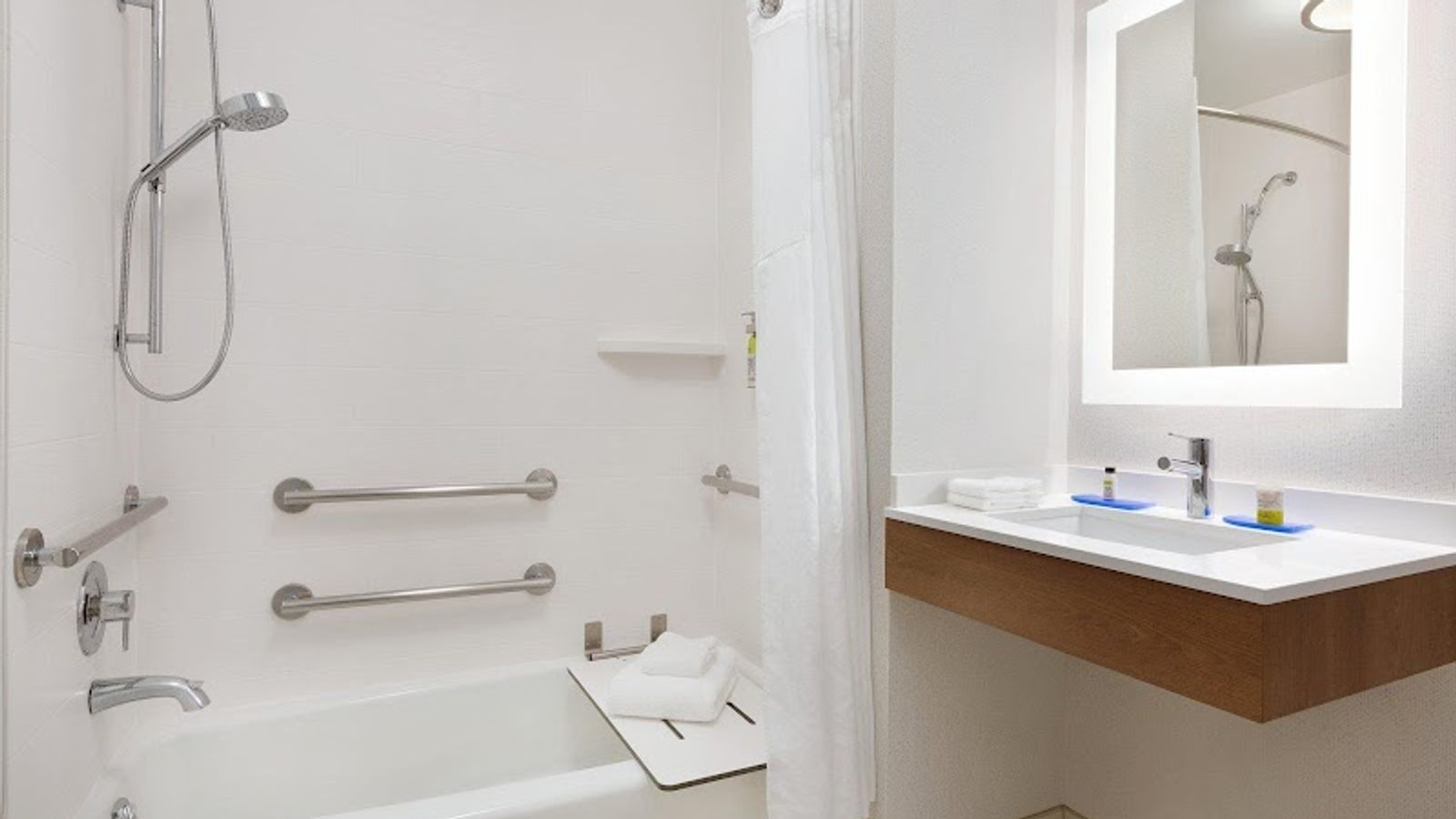 Photo of Holiday Inn Express & Suites Merced - Yosemite Natl Park Area by IHG