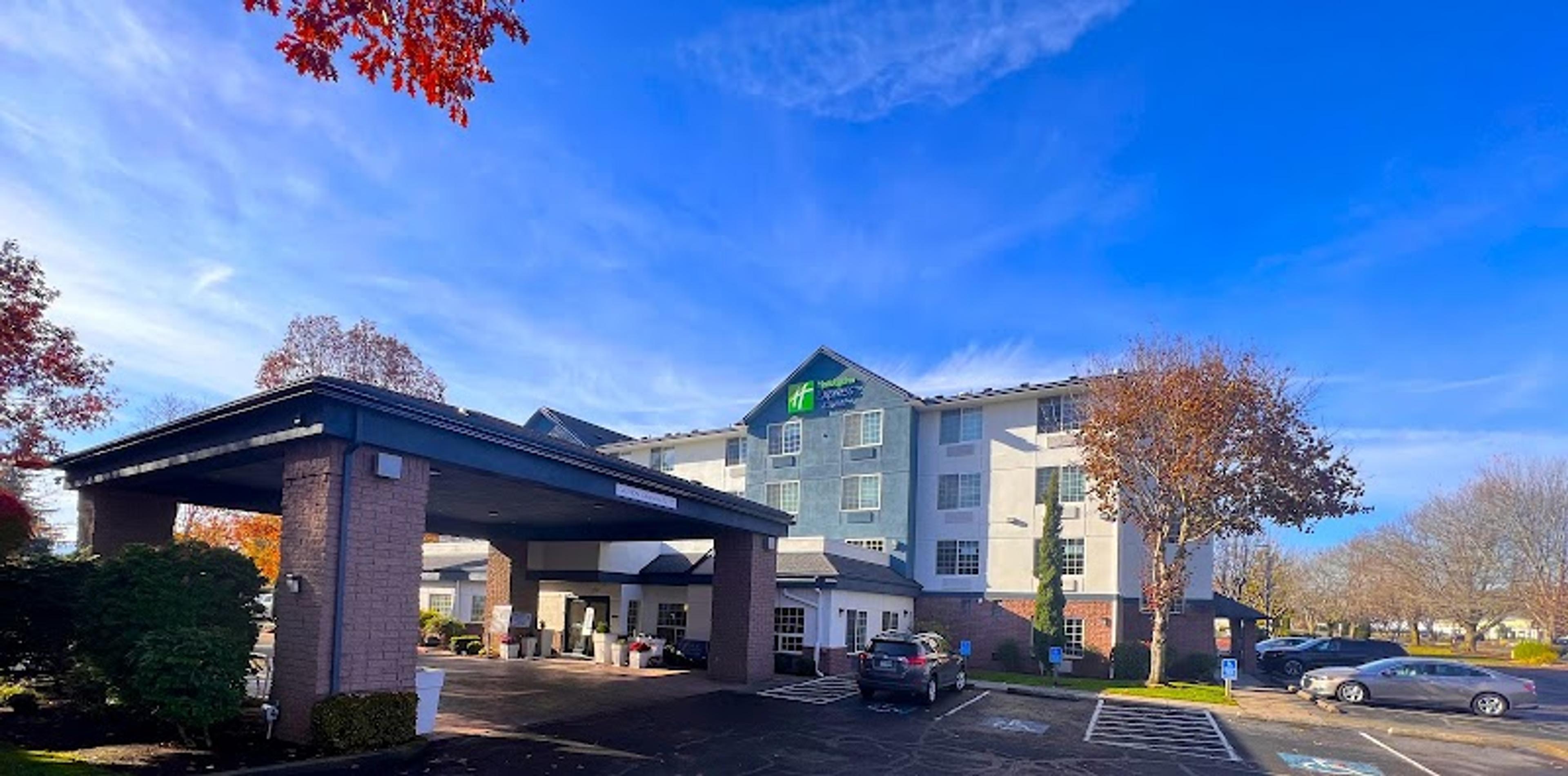 Holiday Inn Express & Suites Portland-Jantzen Beach, an IHG Hotel