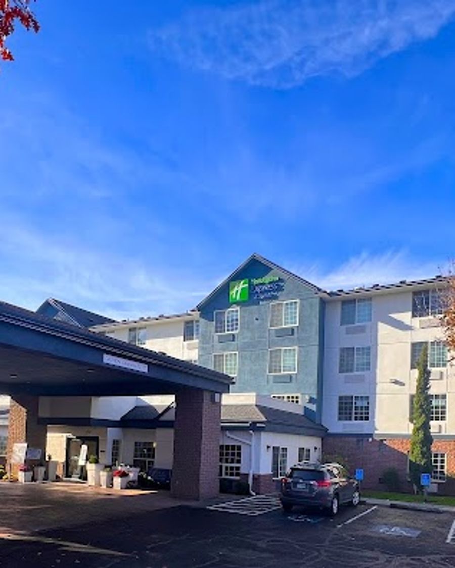 Holiday Inn Express & Suites Portland-Jantzen Beach, an IHG Hotel
