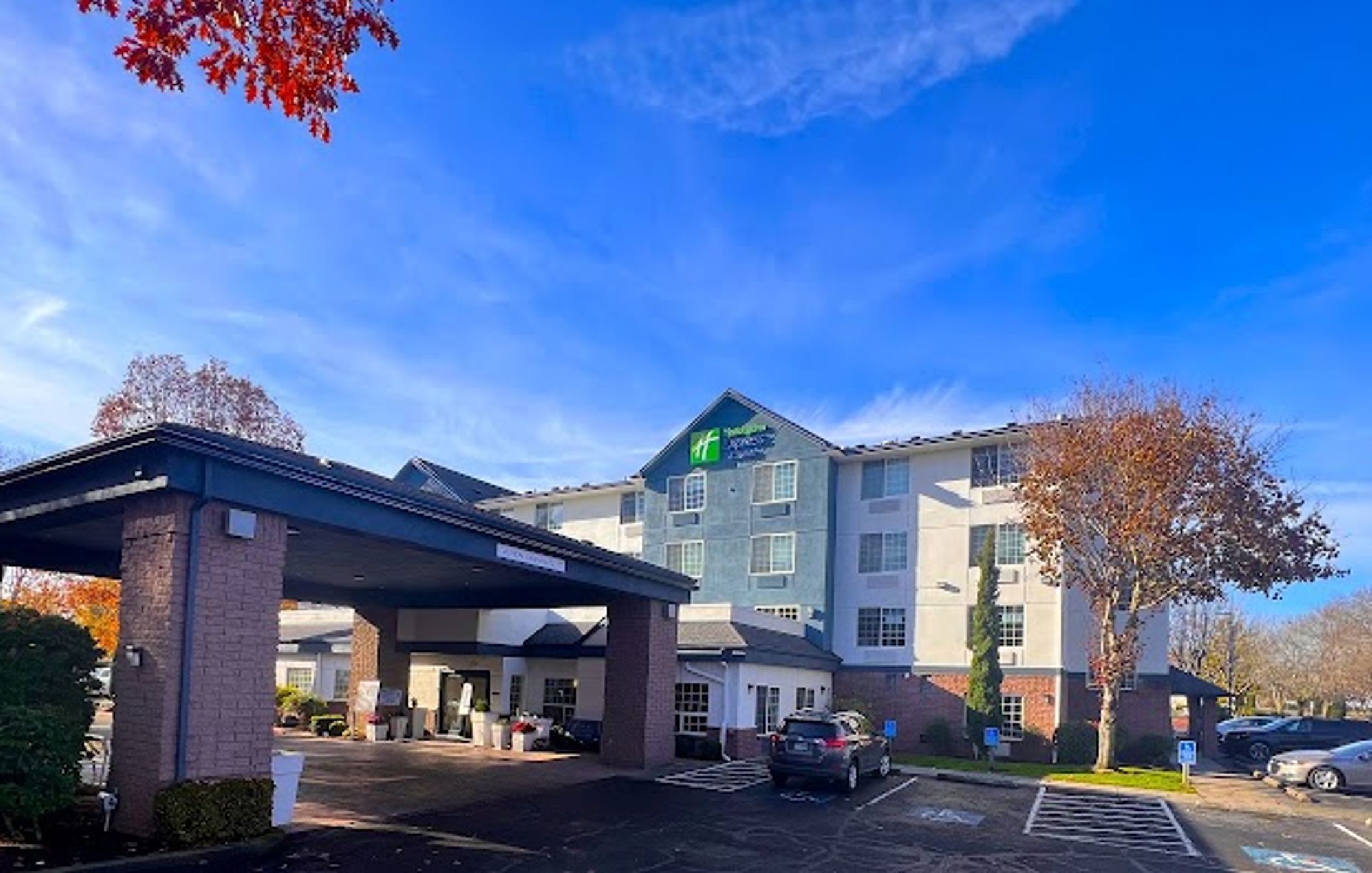 Holiday Inn Express & Suites Portland-Jantzen Beach, an IHG Hotel