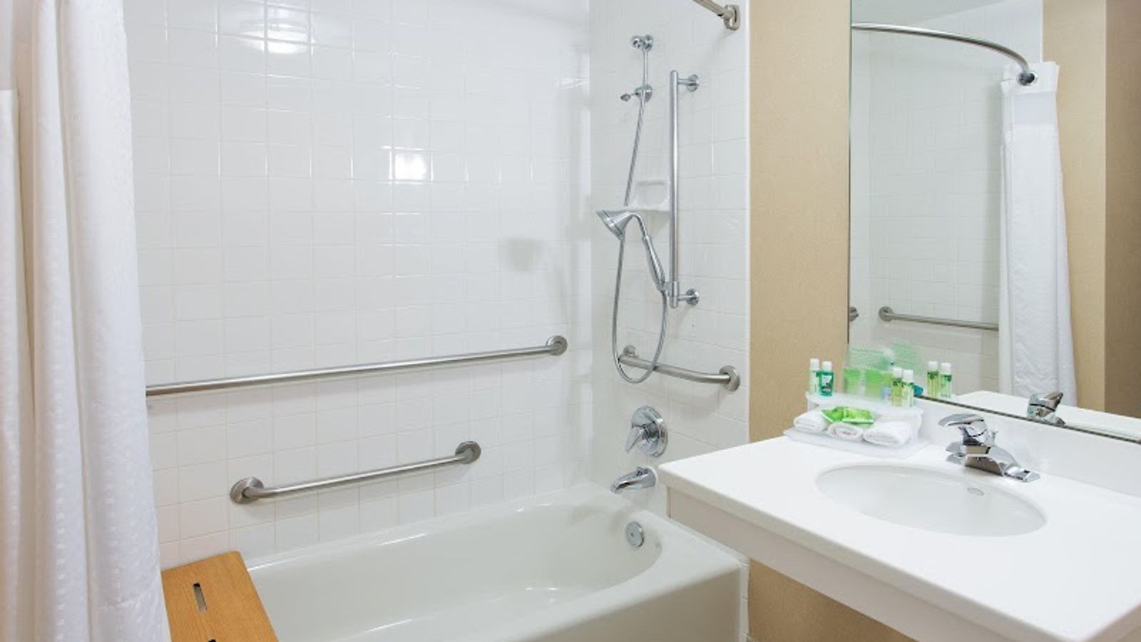 Photo of Holiday Inn Express & Suites Portland-NW Downtown, an IHG Hotel