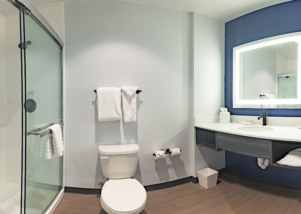 Photo of Hayward Inn - Bathroom, Walk-in Shower