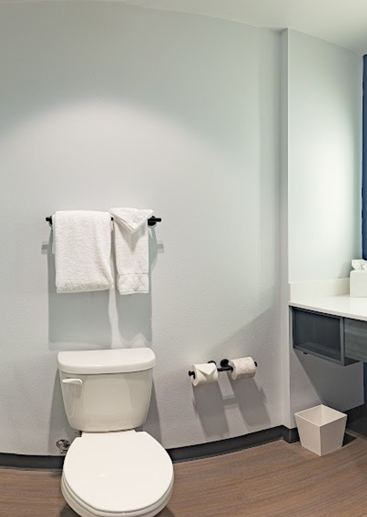 Photo of Hayward Inn - Bathroom, Walk-in Shower