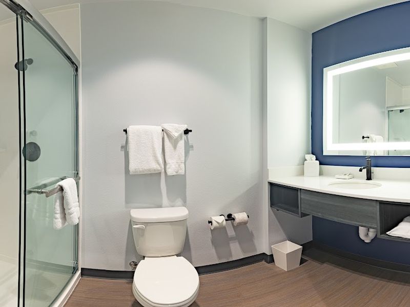Photo of Hayward Inn - Bathroom, Walk-in Shower