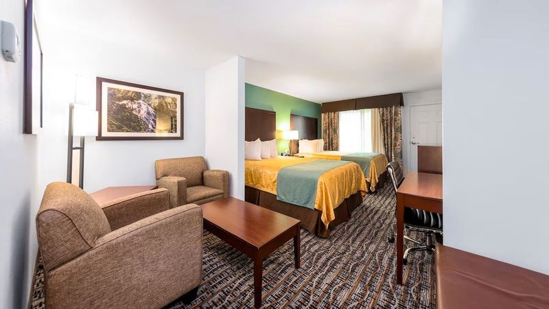 Sunset Motel - Deluxe Suite, 2 Queen Beds, Refrigerator & Microwave