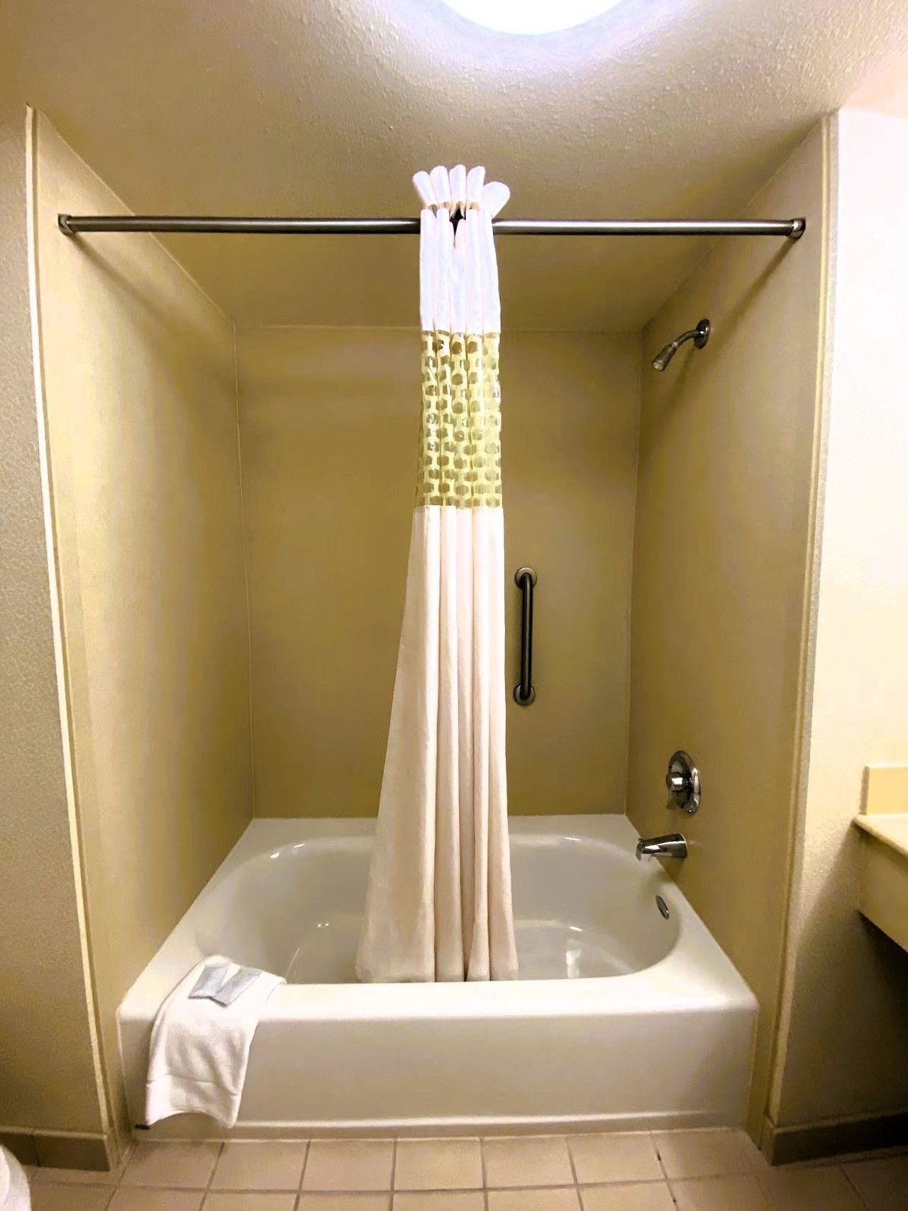 Budget Inn - Bathroom