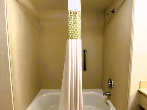Budget Inn - Bathroom