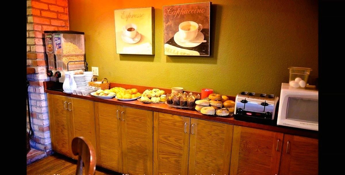 Pacific Gardens Inn - Complimentary continental breakfast