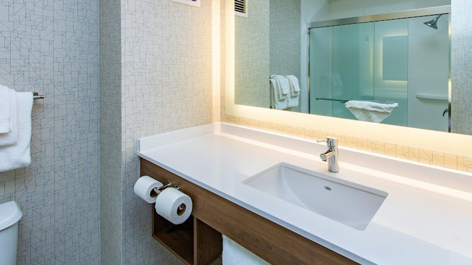 Photo of Holiday Inn Express & Suites Roseville - Galleria Area, an IHG Hotel