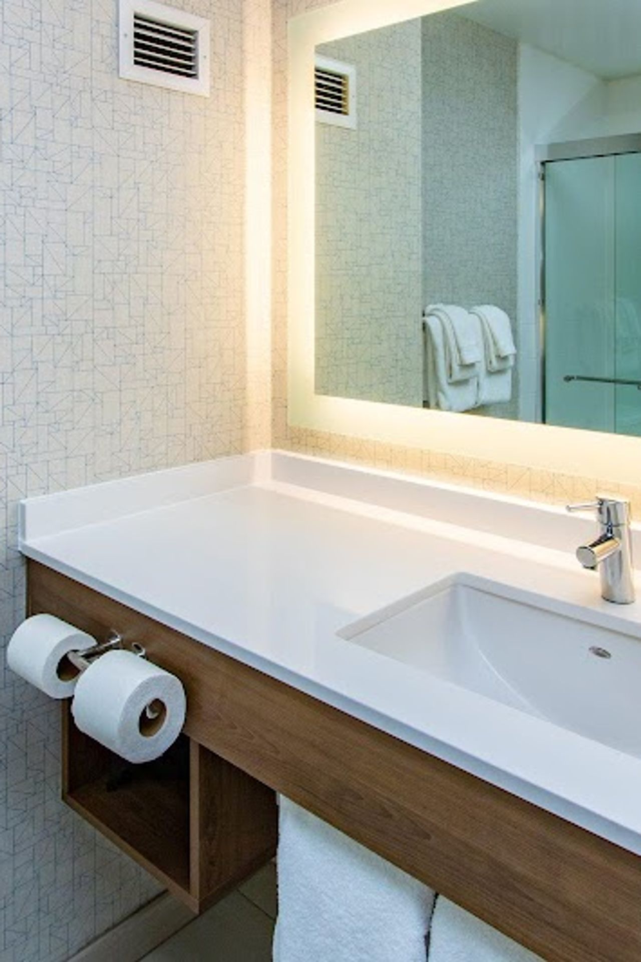 Photo of Holiday Inn Express & Suites Roseville - Galleria Area, an IHG Hotel
