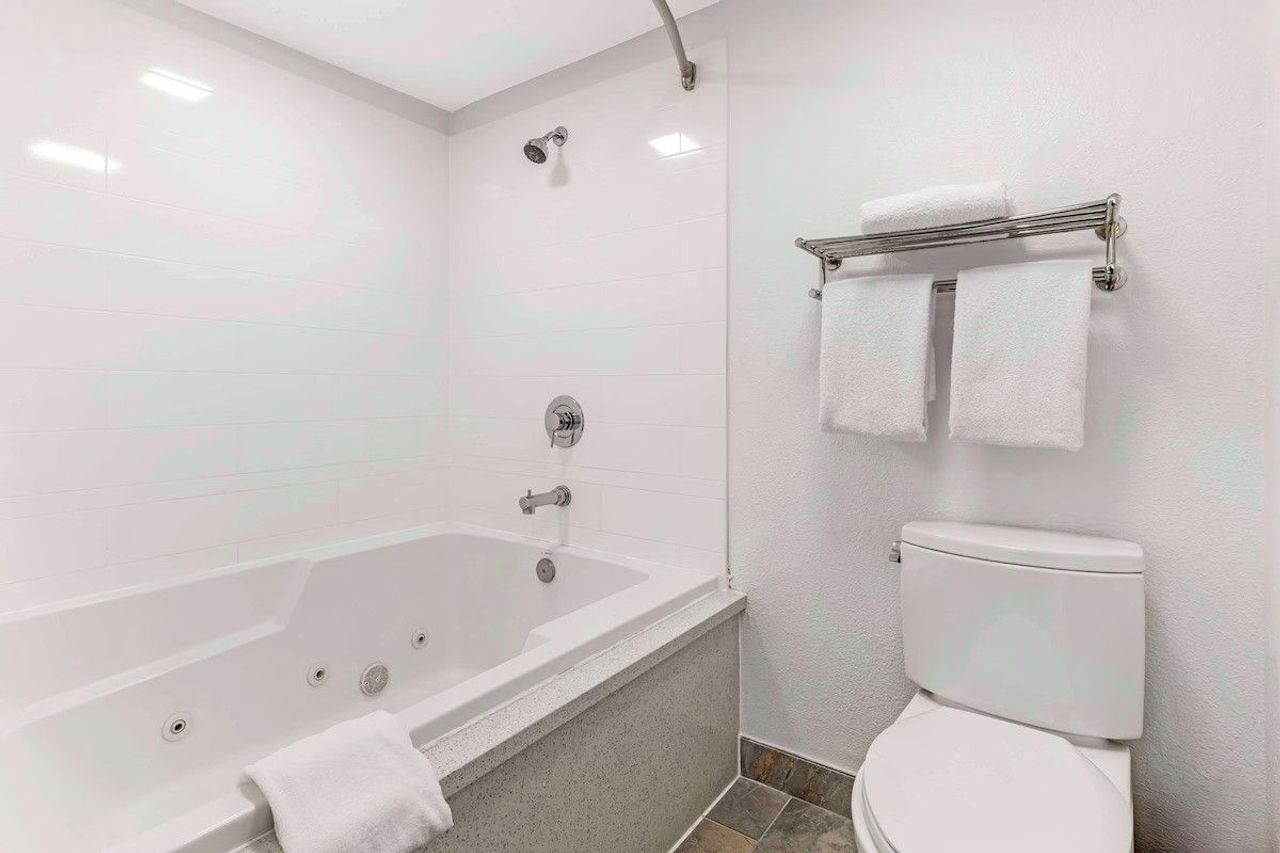 Best Western Galt Inn - Bathroom, whirlpool/jetted tubs
