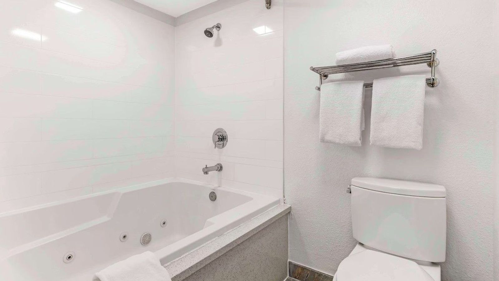 Best Western Galt Inn - Bathroom, whirlpool/jetted tubs