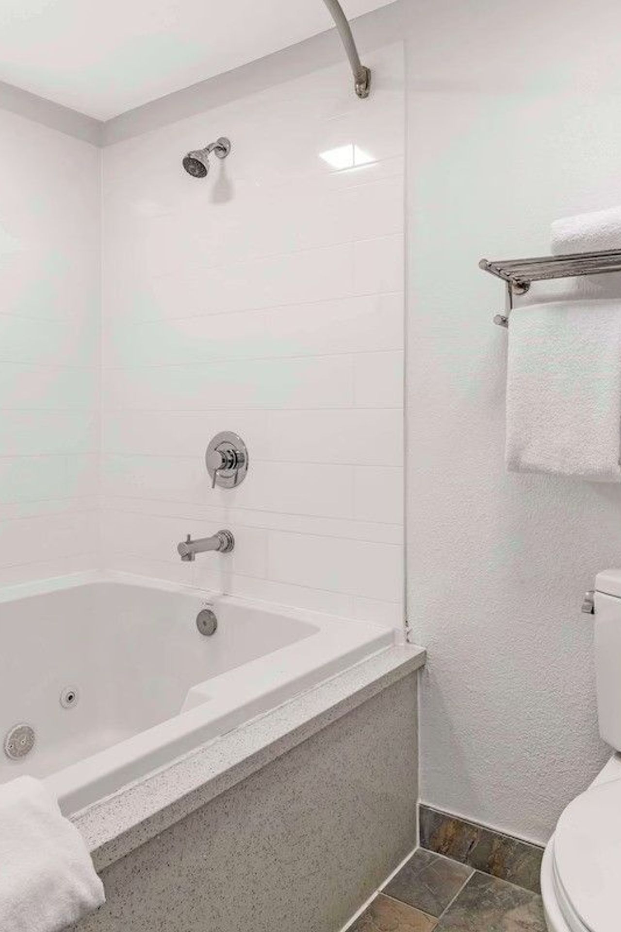 Best Western Galt Inn - Bathroom, whirlpool/jetted tubs