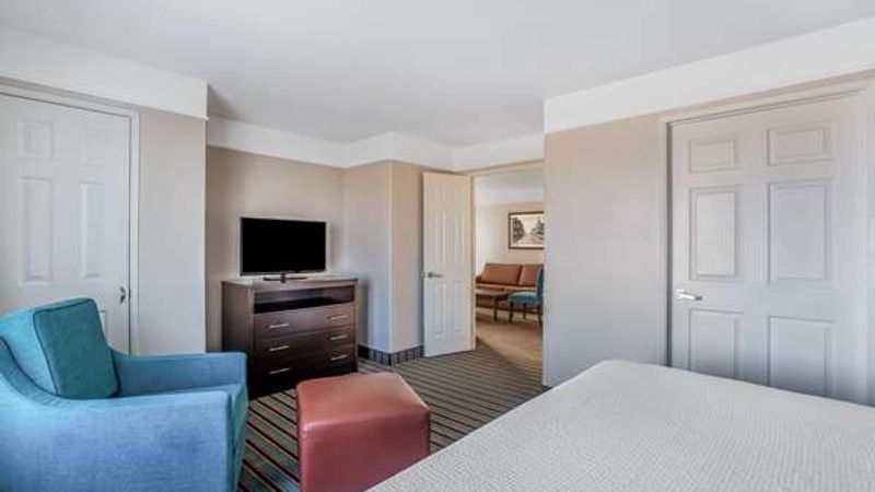 Photo of La Quinta Inn & Suites by Wyndham Bakersfield North