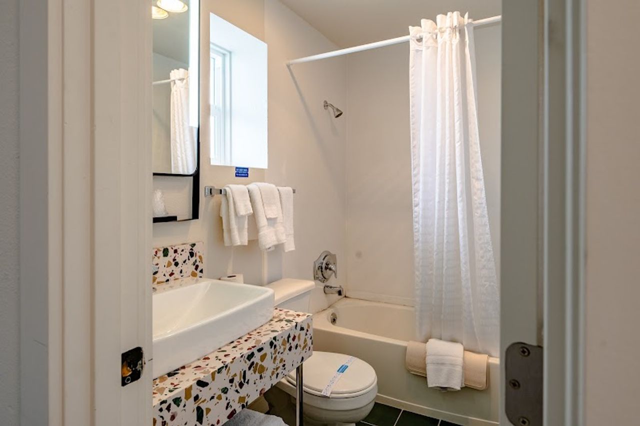Photo of Seagull Beachfront Inn - Bathroom