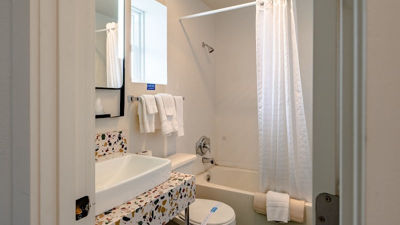 Photo of Seagull Beachfront Inn - Bathroom