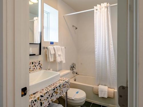 Photo of Seagull Beachfront Inn - Bathroom