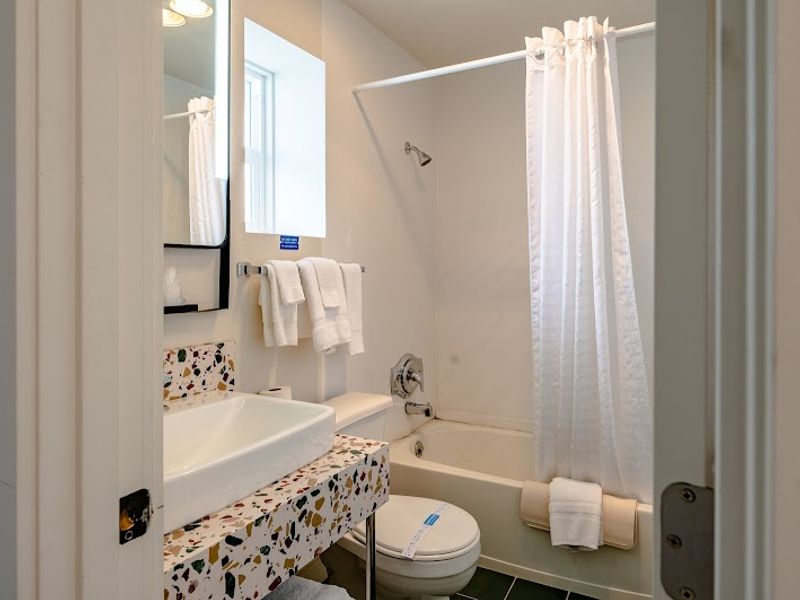 Photo of Seagull Beachfront Inn - Bathroom