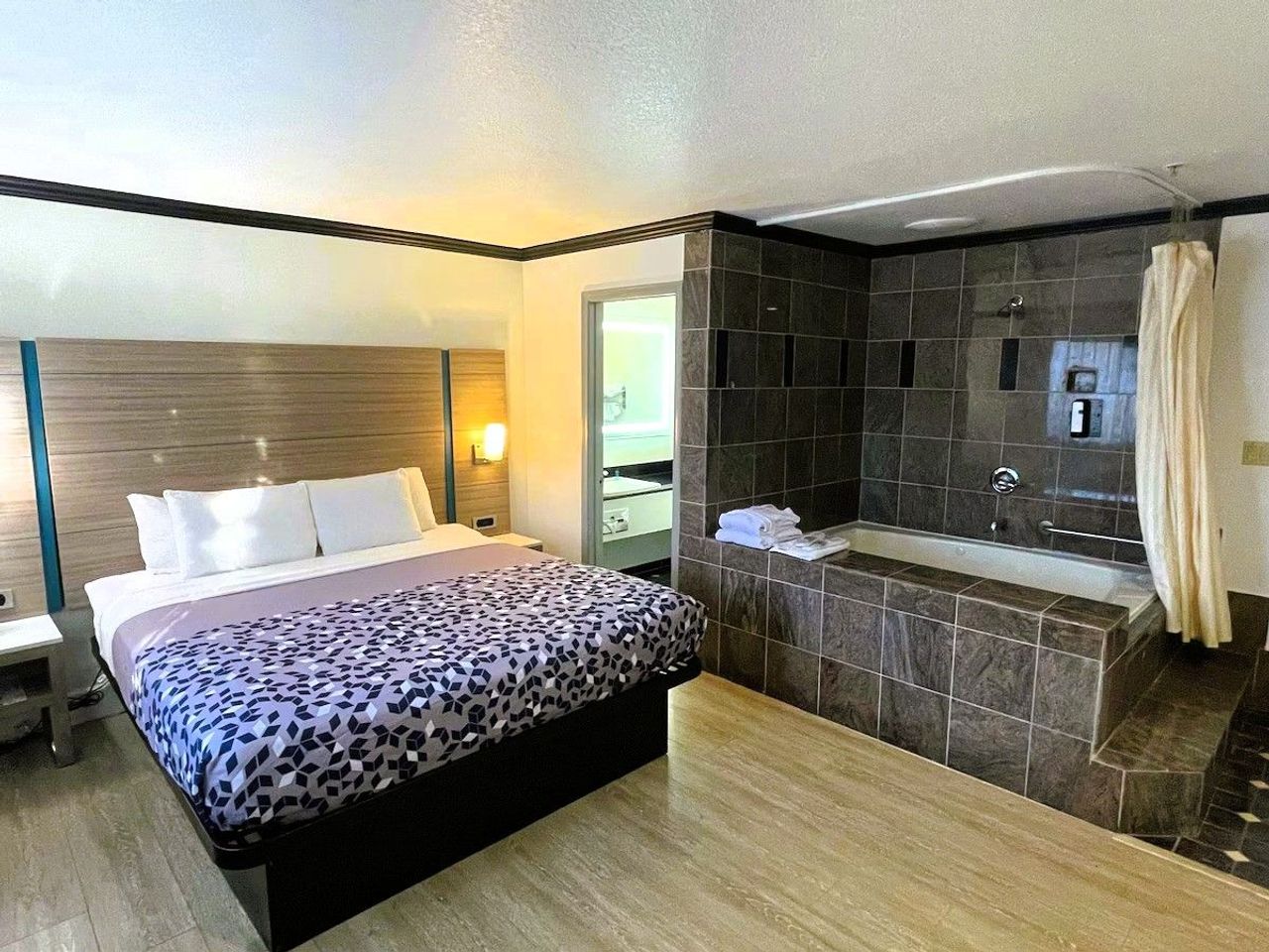 Discovery Inn Hayward - Castro Valley - King Hot Tub Suite (Jacuzzi Suite)
