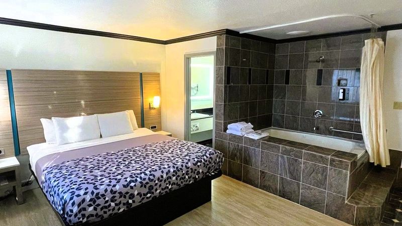 Discovery Inn Hayward - Castro Valley - King Hot Tub Suite (Jacuzzi Suite)