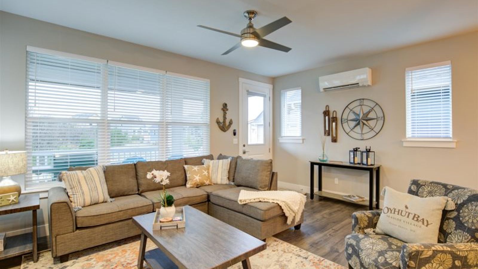 Photo of Oyhut Bay Seaside Resort - Living room area