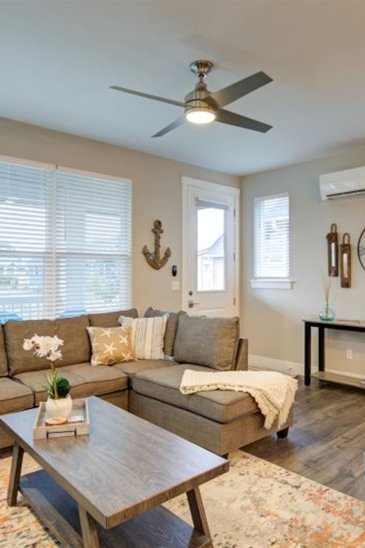 Photo of Oyhut Bay Seaside Resort - Living room area