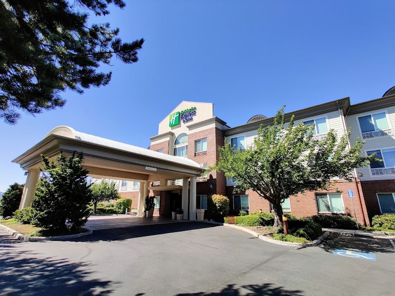 Photo of Holiday Inn Express & Suites Medford-Central Point, an IHG Hotel