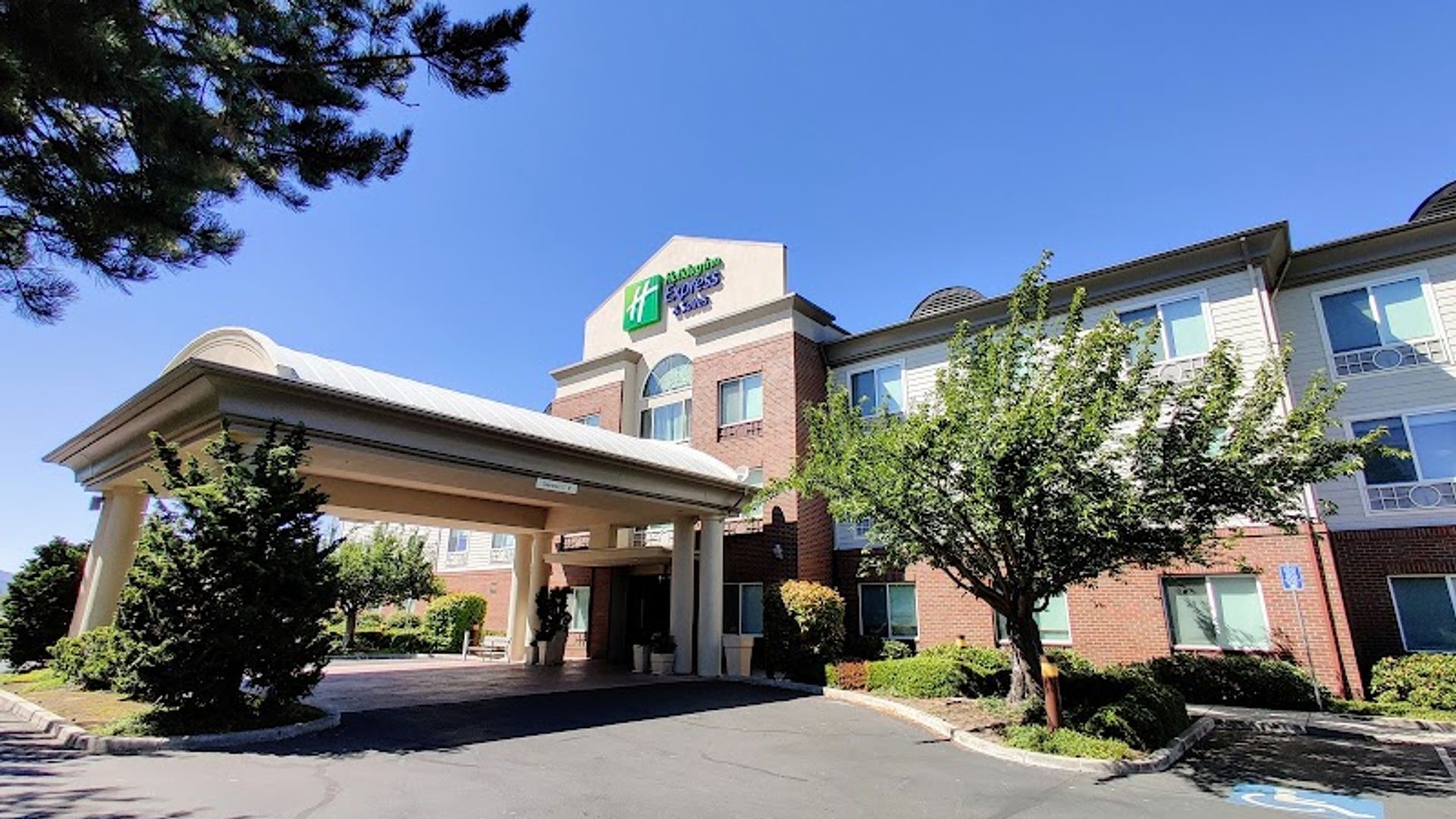 Holiday Inn Express & Suites Medford-Central Point, an IHG Hotel