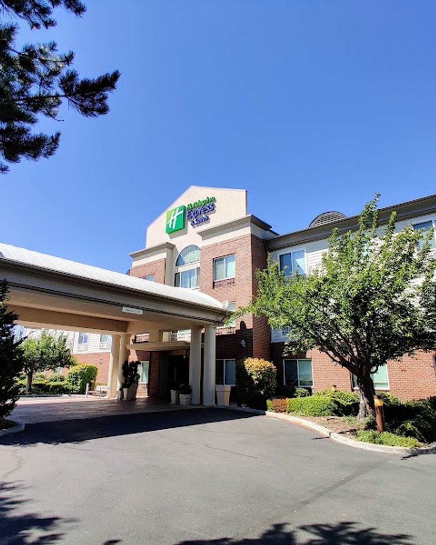 Holiday Inn Express & Suites Medford-Central Point, an IHG Hotel