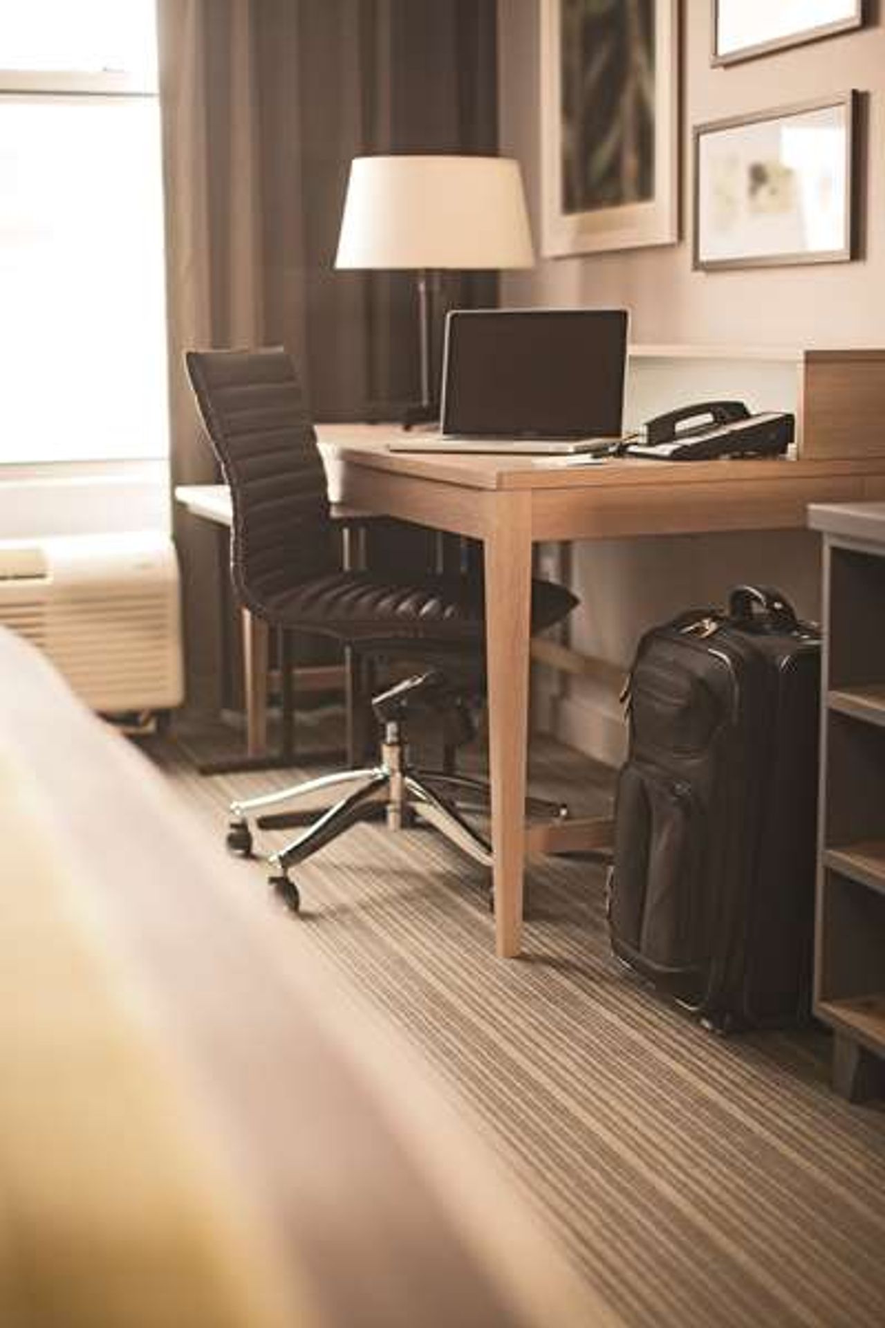Photo of Country Inn & Suites by Radisson, Monterey Beachfront-Marina, CA - Work desk
