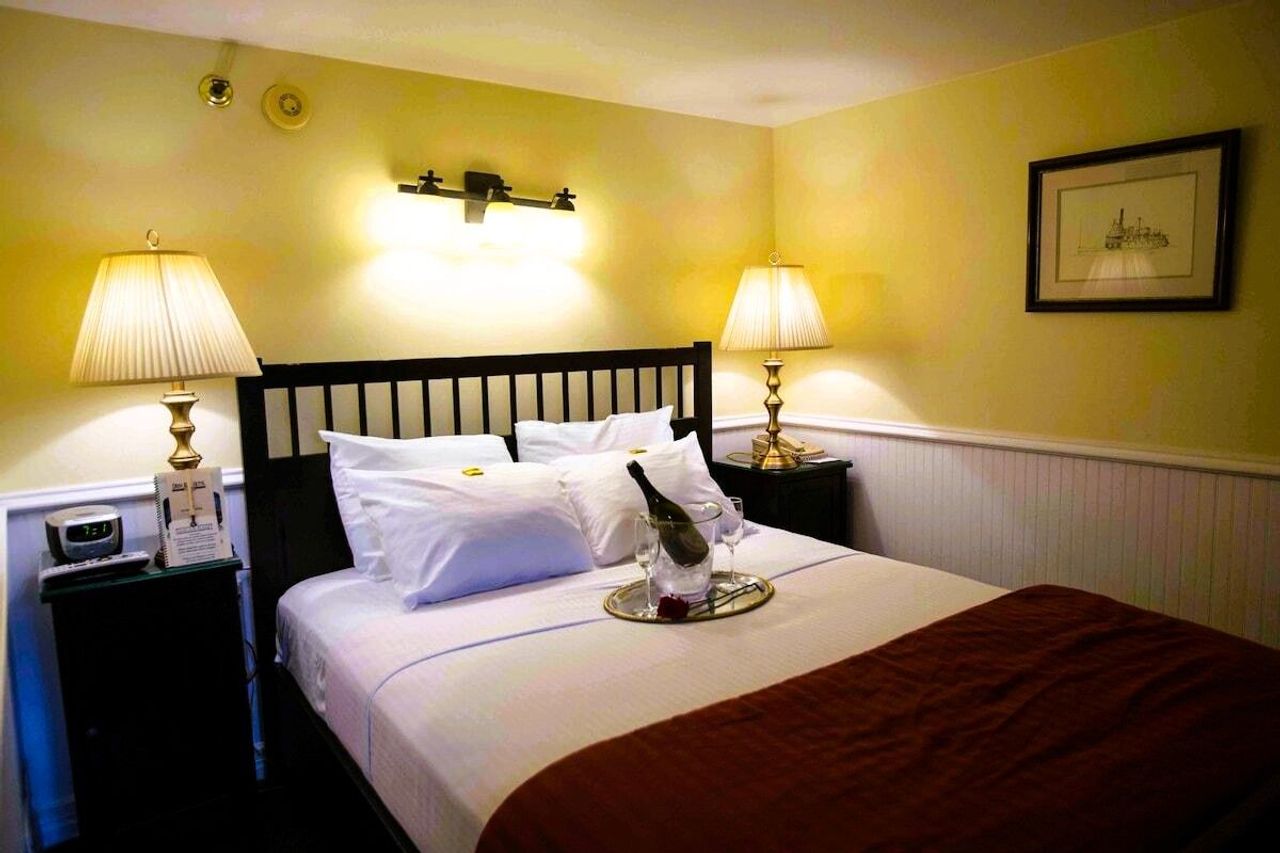 Delta King Hotel - Room