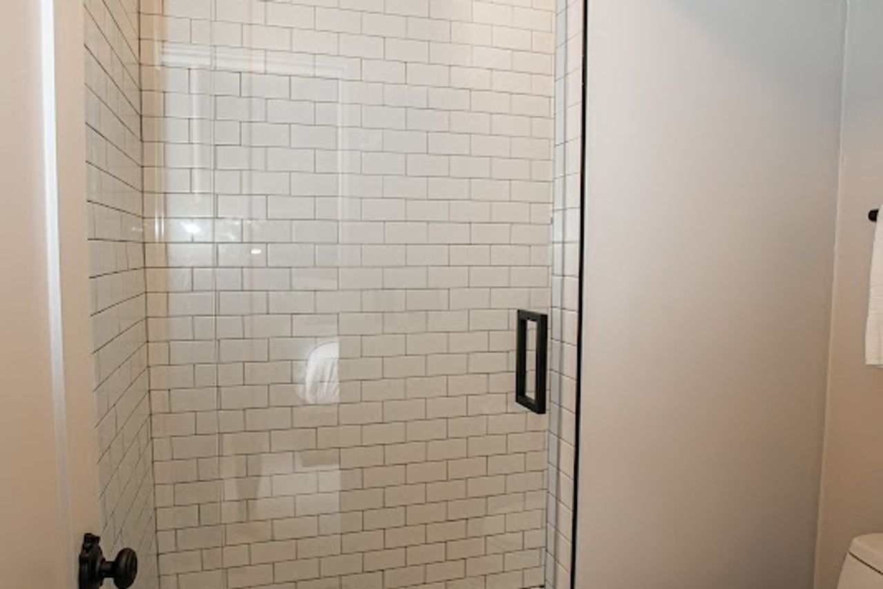 Photo of Jacksonville Inn - Bathroom, Walk-in showers