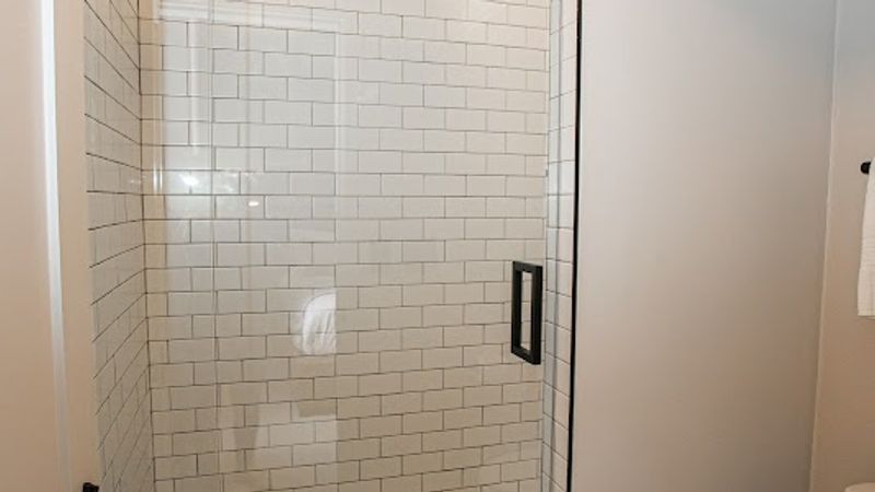 Photo of Jacksonville Inn - Bathroom, Walk-in showers