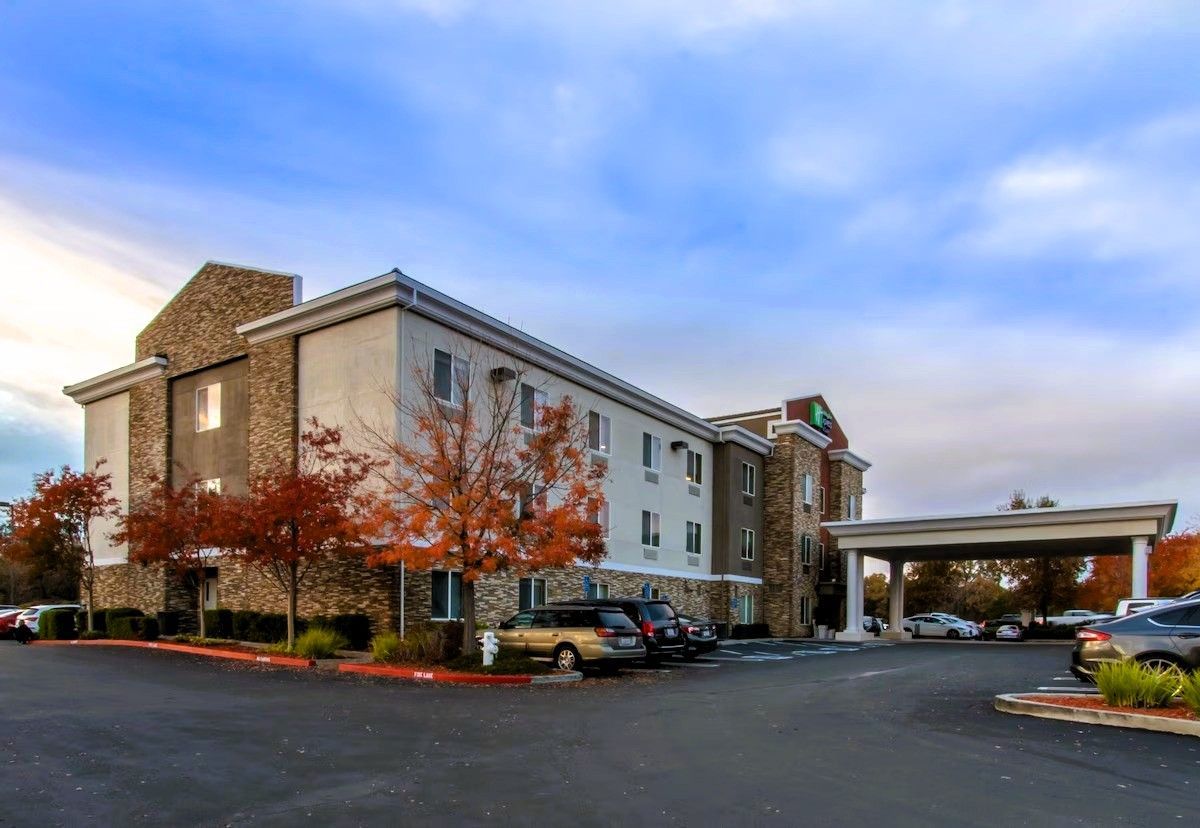 Holiday Inn Express & Suites Roseville - Galleria Area, an IHG Hotel