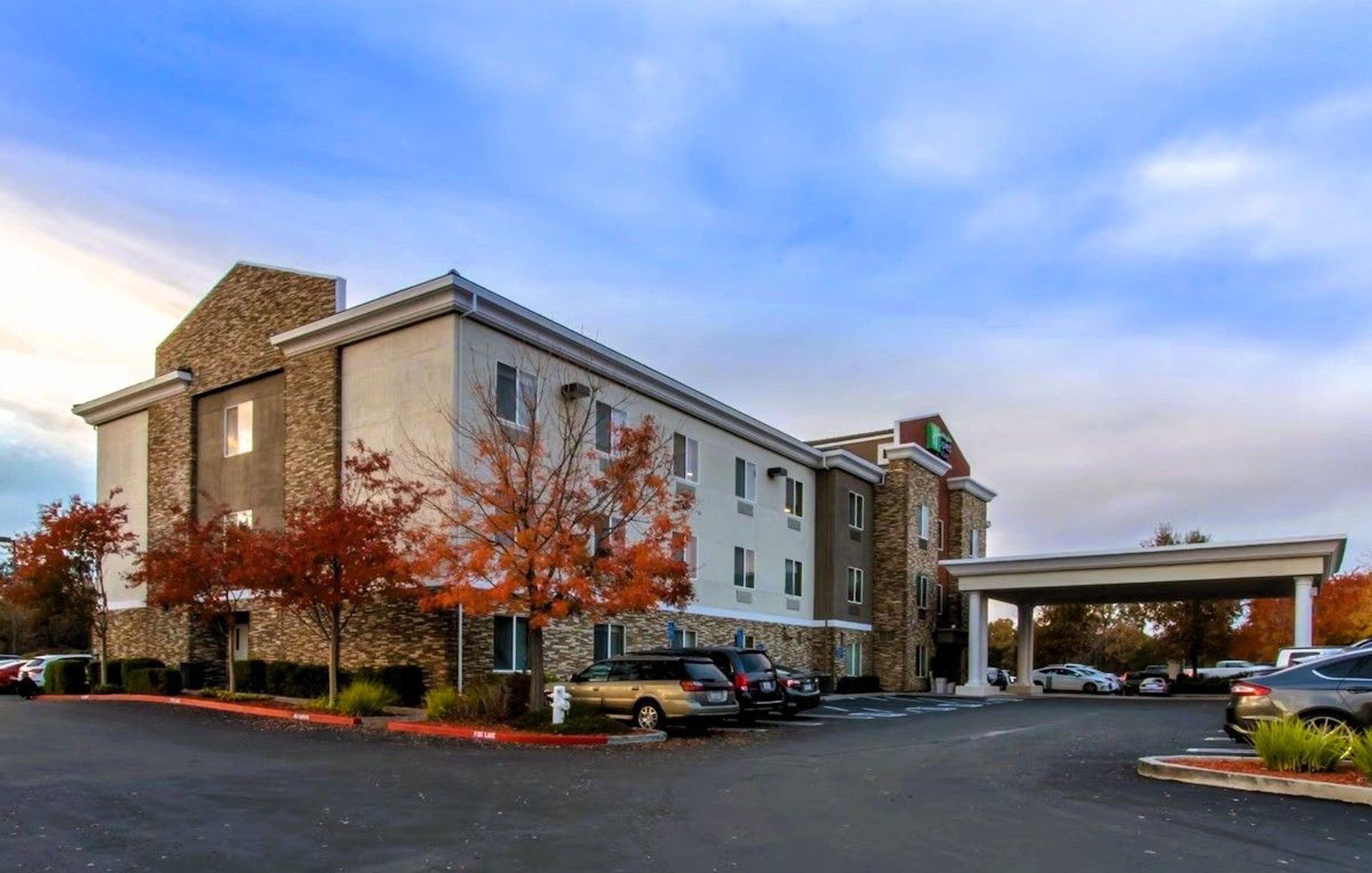 Holiday Inn Express & Suites Roseville - Galleria Area, an IHG Hotel
