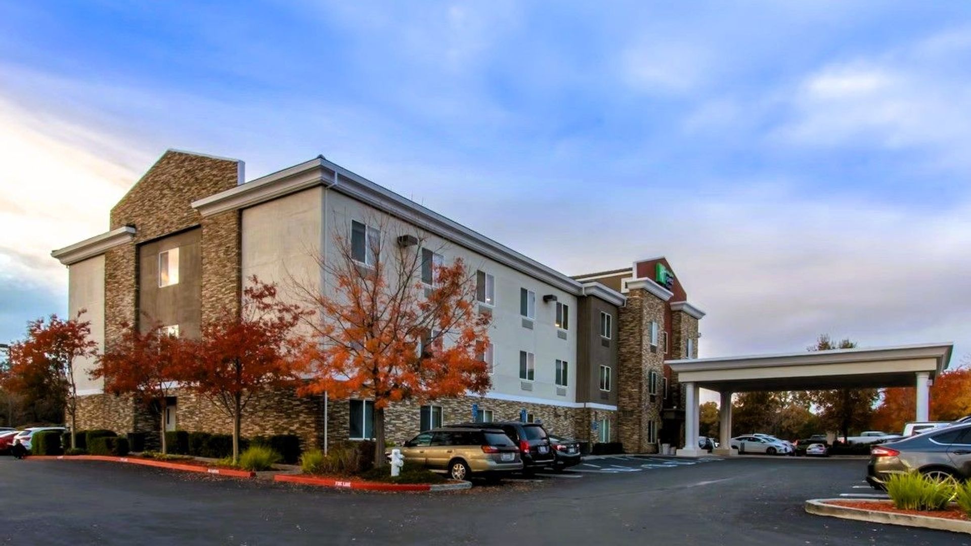Holiday Inn Express & Suites Roseville - Galleria Area, an IHG Hotel