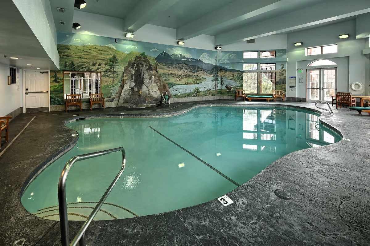 Lakeside Lodge & Suites - Indoor pool