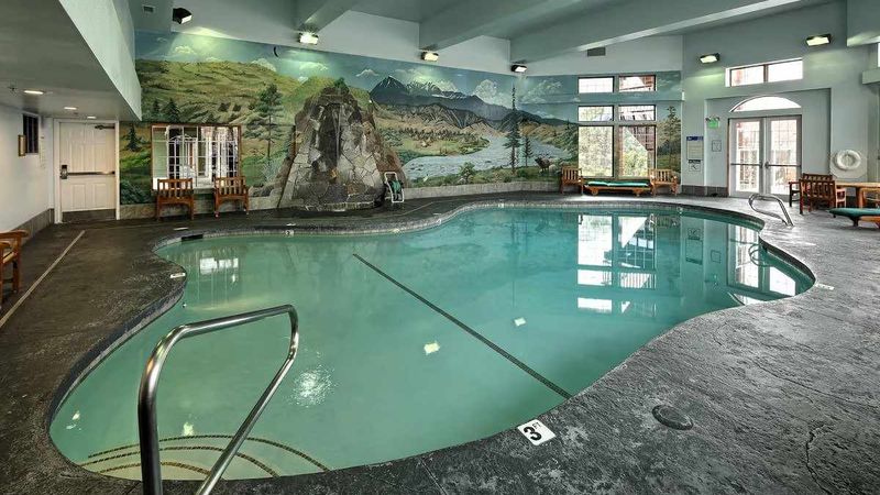 Lakeside Lodge & Suites - Indoor pool